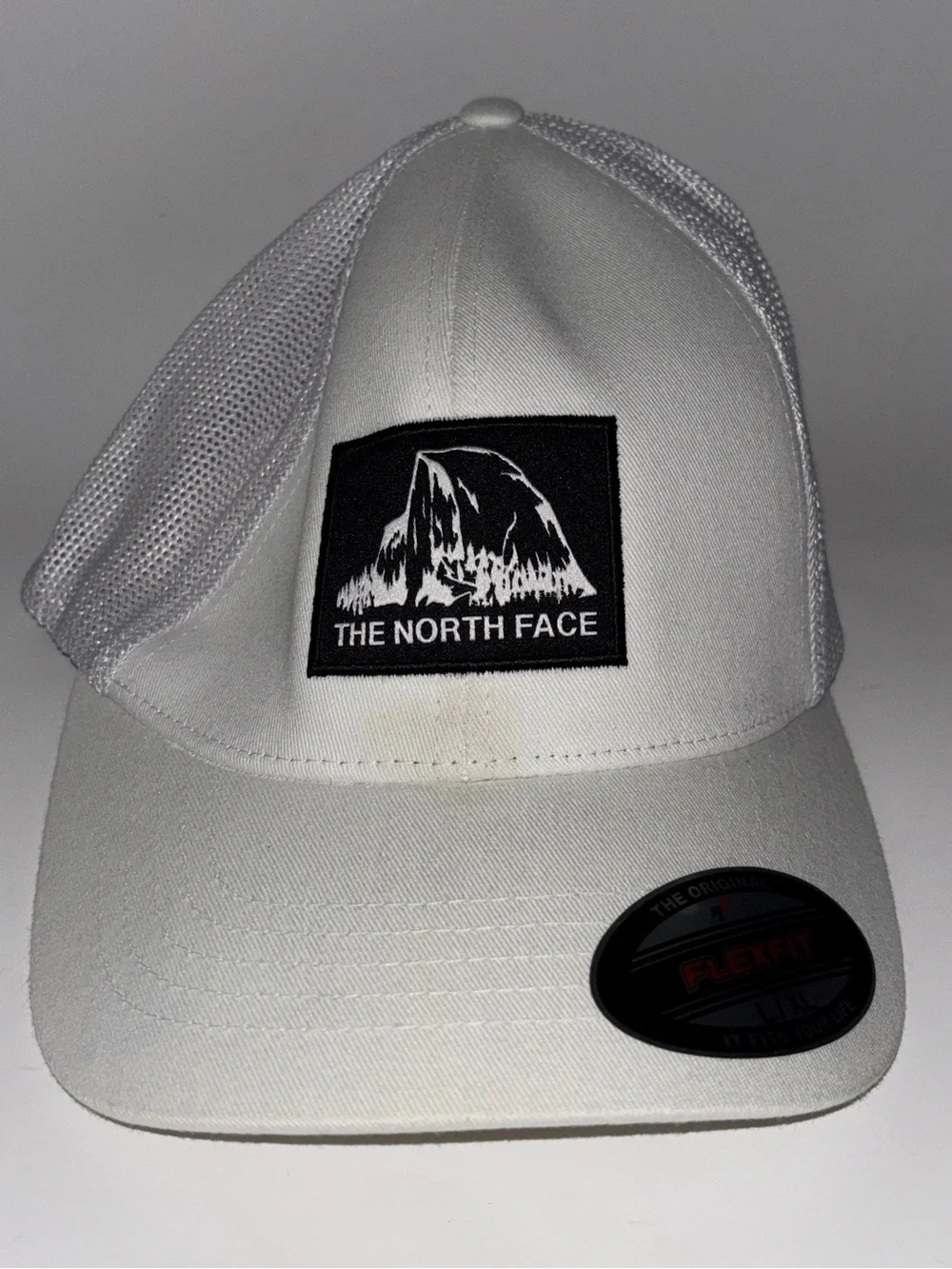 The North Face Trucker White Flexfit Cap NEW L/XL‎ Never Stop Exploring Unisex